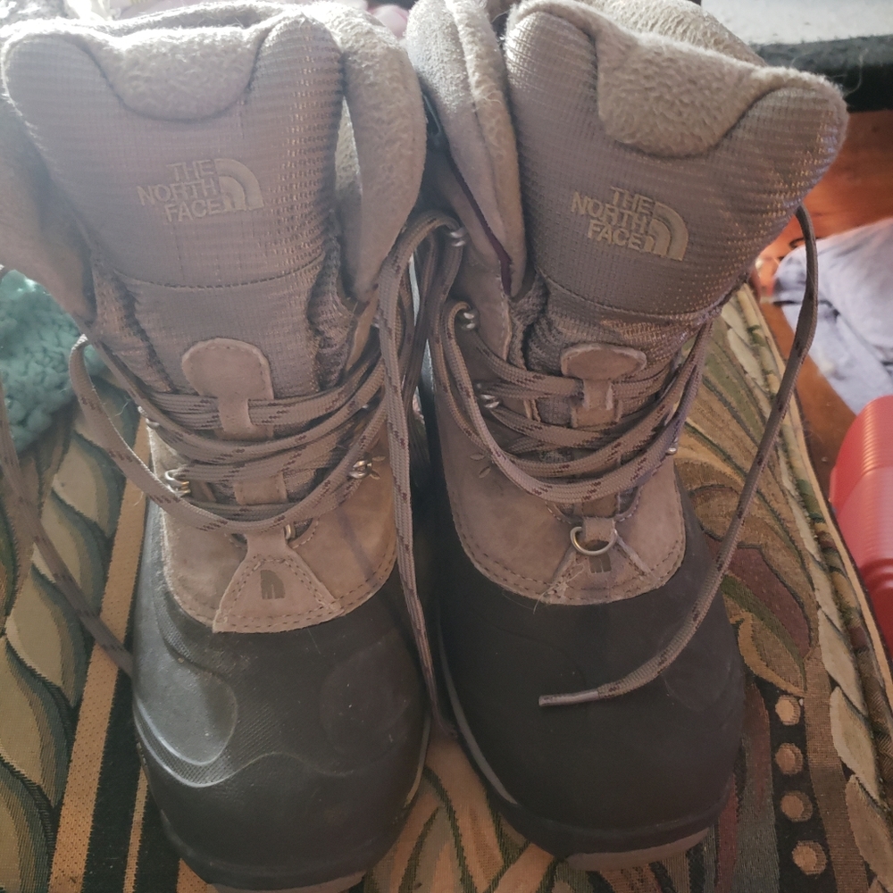 Woman size 9 North Face solid winter boot